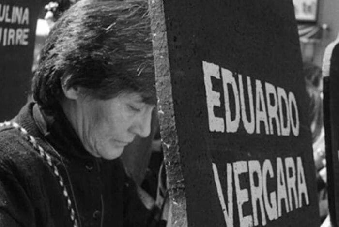 Luisa Toledo con la imagen de uno de sus hijos. Foto de Kena Lorezini.