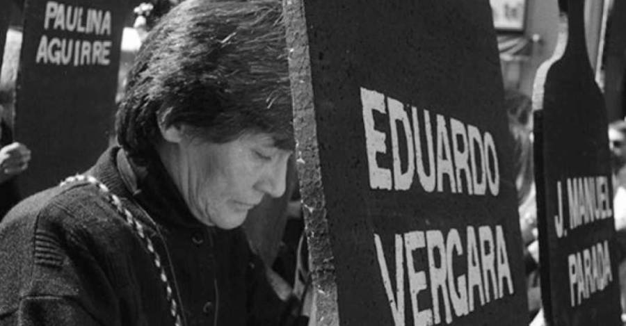 Luisa Toledo con la imagen de uno de sus hijos. Foto de Kena Lorezini.