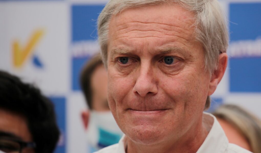 JOSÉ ANTONIO KAST IMCUMPLIÓ LAS REGLAS Y TERMINÓ CON EL MICRÓFONO CORTADO