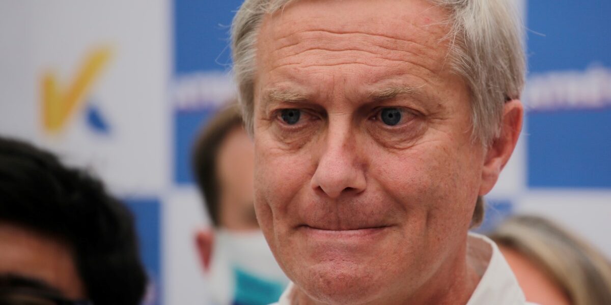 JOSÉ ANTONIO KAST IMCUMPLIÓ LAS REGLAS Y TERMINÓ CON EL MICRÓFONO CORTADO