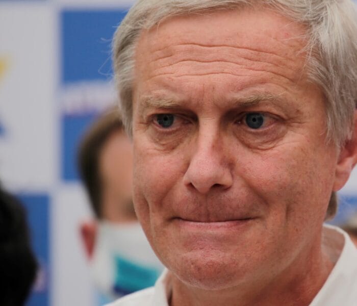 JOSÉ ANTONIO KAST IMCUMPLIÓ LAS REGLAS Y TERMINÓ CON EL MICRÓFONO CORTADO
