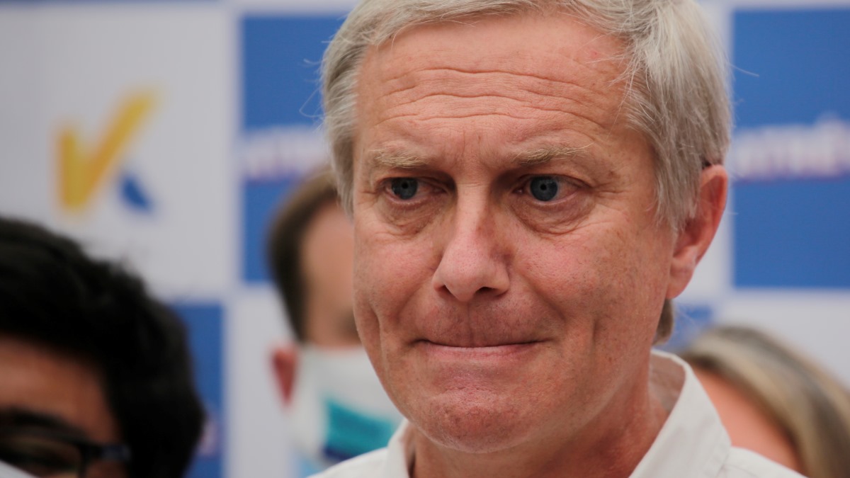 JOSÉ ANTONIO KAST IMCUMPLIÓ LAS REGLAS Y TERMINÓ CON EL MICRÓFONO CORTADO