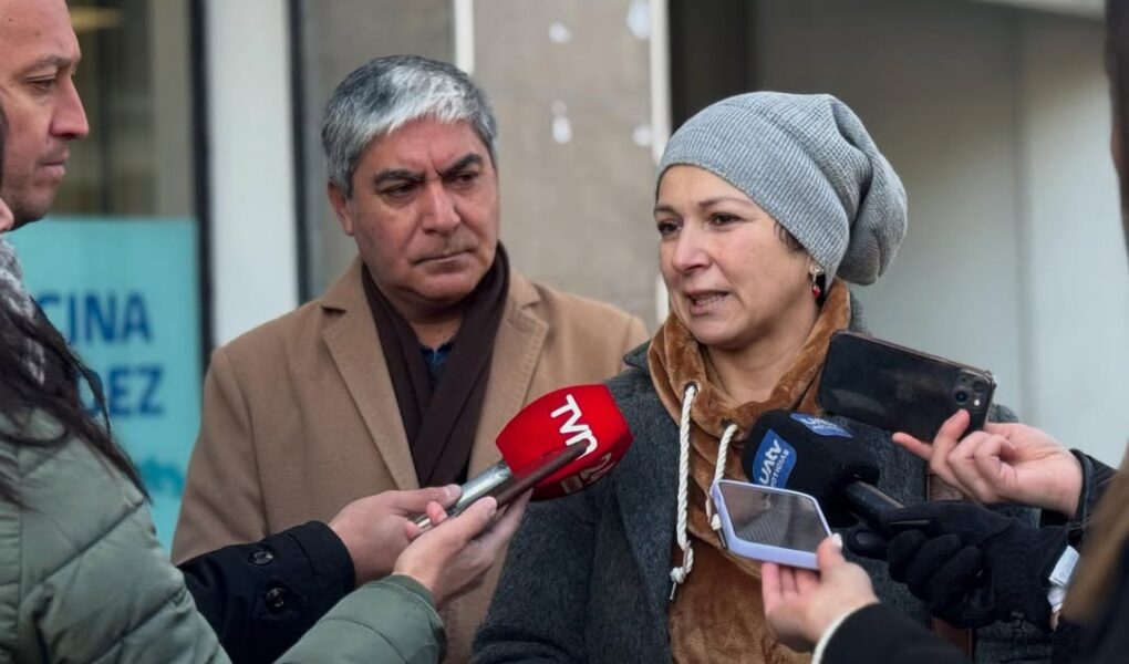 Isabel Pino, paciente con un cáncer agresivo, llegó al Compin de La Araucanía acompañado del diputado Henry Leal