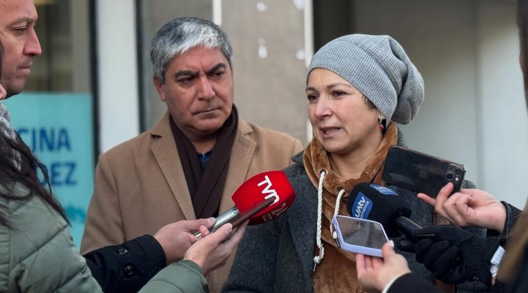 Isabel Pino, paciente con un cáncer agresivo, llegó al Compin de La Araucanía acompañado del diputado Henry Leal