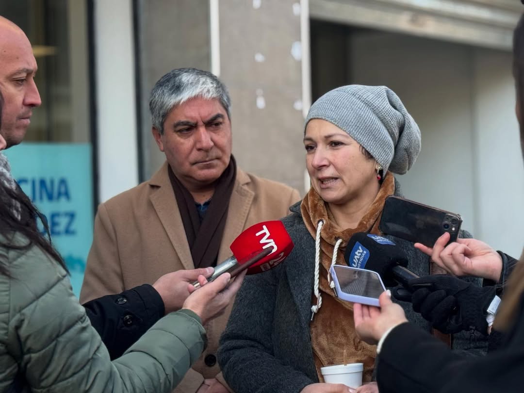 Isabel Pino, paciente con un cáncer agresivo, llegó al Compin de La Araucanía acompañado del diputado Henry Leal