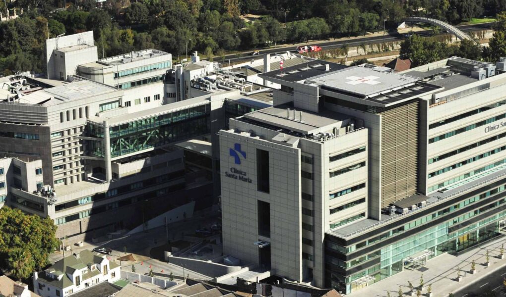 Fatal accidente en la Clínica Santa María: limpiavidrios muere tras caída