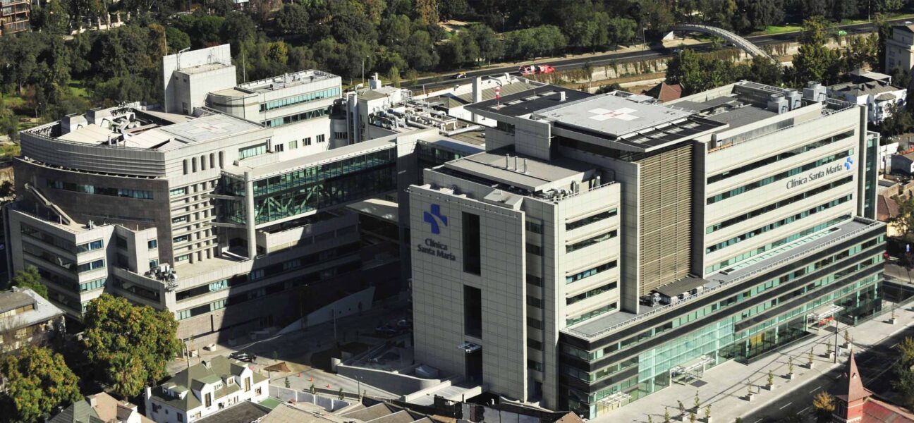 Fatal accidente en la Clínica Santa María: limpiavidrios muere tras caída