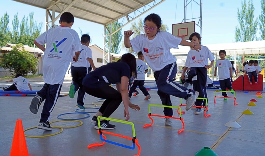 Moverse también educa: La actividad física escolar mejora el aprendizaje y el clima escolar