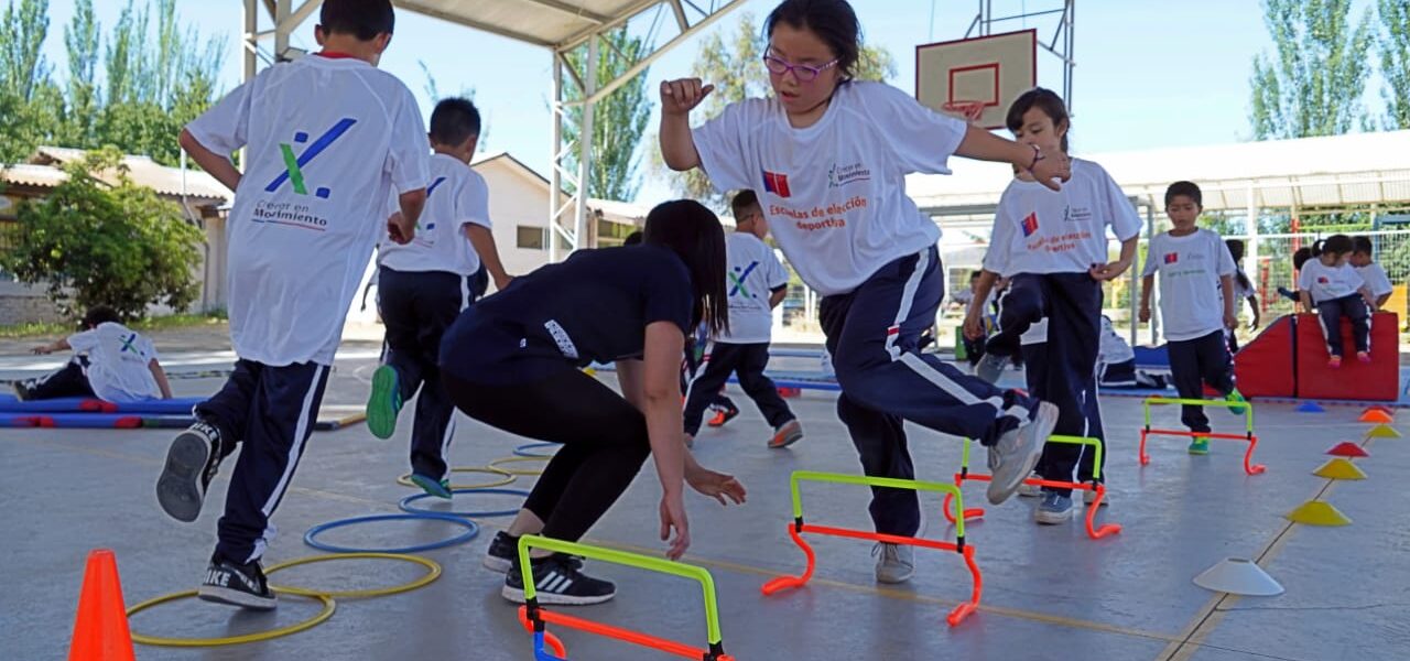 Moverse también educa: La actividad física escolar mejora el aprendizaje y el clima escolar