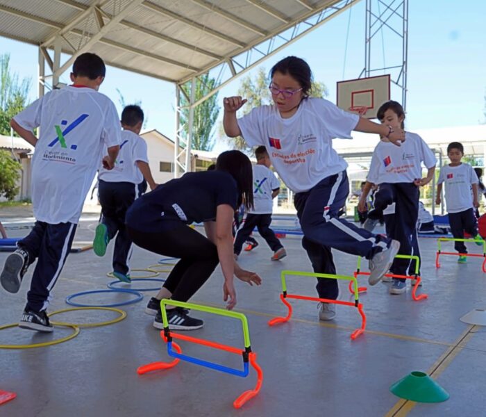 Moverse también educa: La actividad física escolar mejora el aprendizaje y el clima escolar