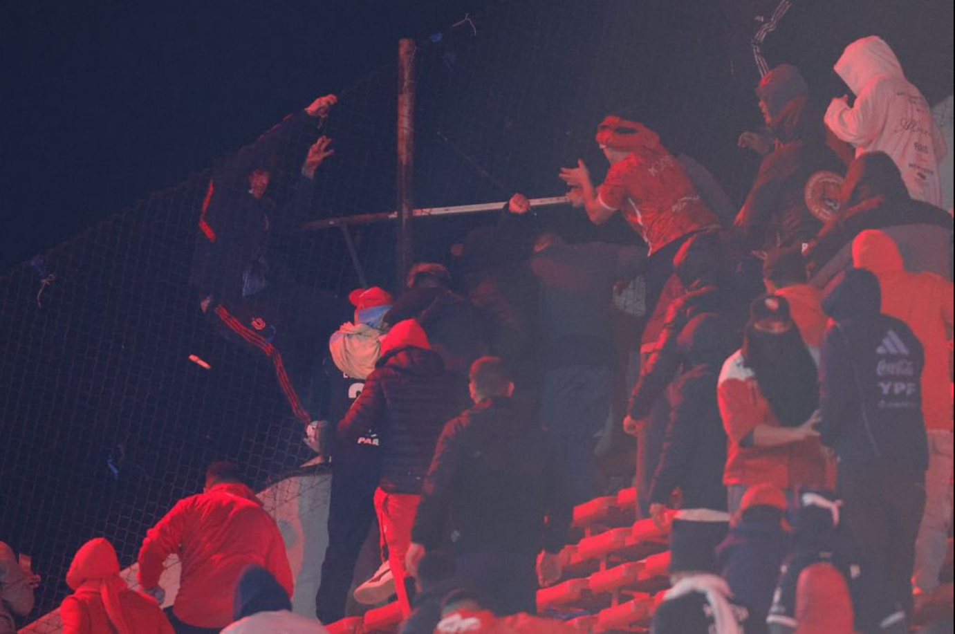 Partido de la U termina en batalla campal y pánico en tribunas