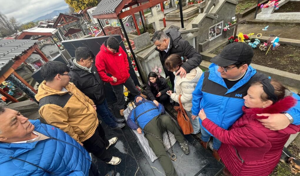 Familiar se encadenó a la tumba de su madre en Curacautín para impedir exhumación y traslado