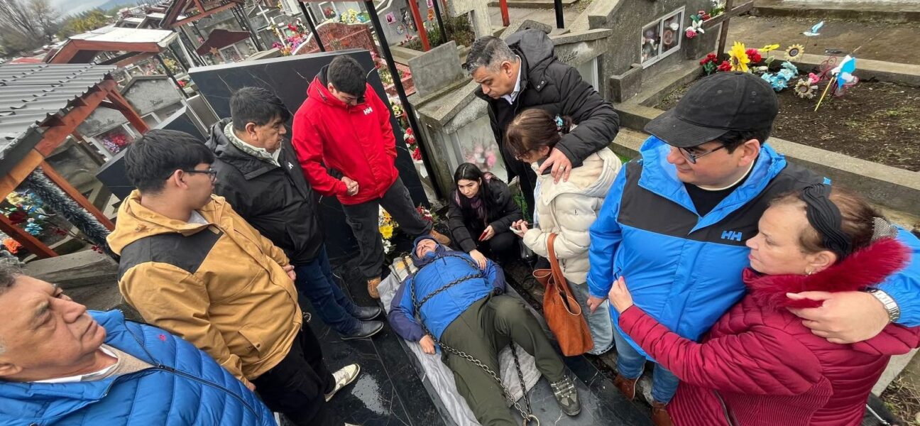 Familiar se encadenó a la tumba de su madre en Curacautín para impedir exhumación y traslado