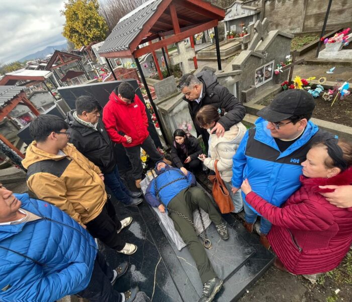 Familiar se encadenó a la tumba de su madre en Curacautín para impedir exhumación y traslado