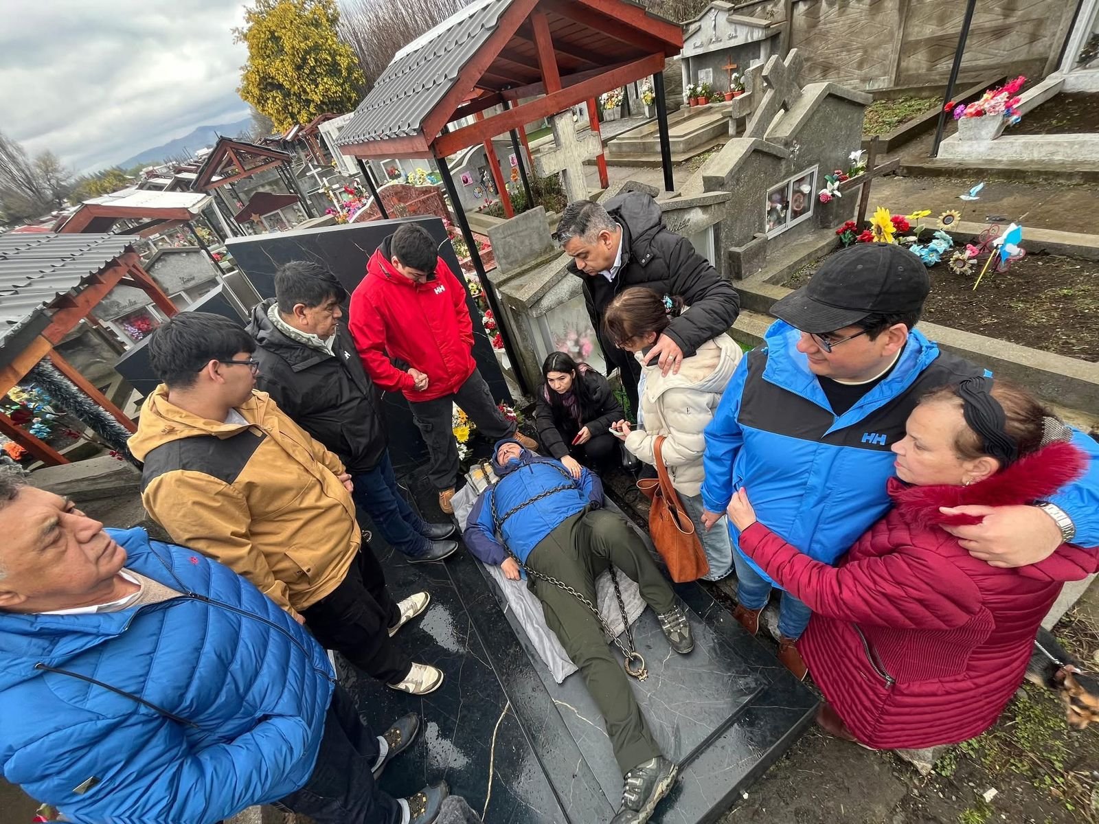 Familiar se encadenó a la tumba de su madre en Curacautín para impedir exhumación y traslado