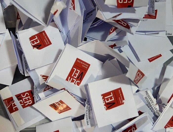 Desde 2026, extranjeros deberán acreditar 10 años de residencia para votar en Chile
