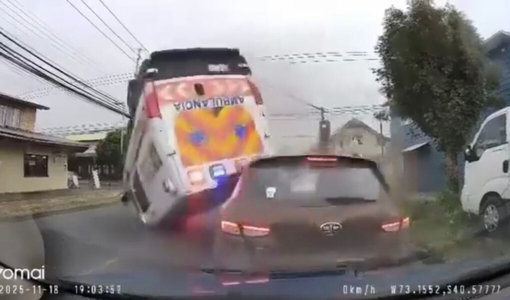 Choque de alta energía en Rahue Bajo deja ambulancia volcada y varios heridos