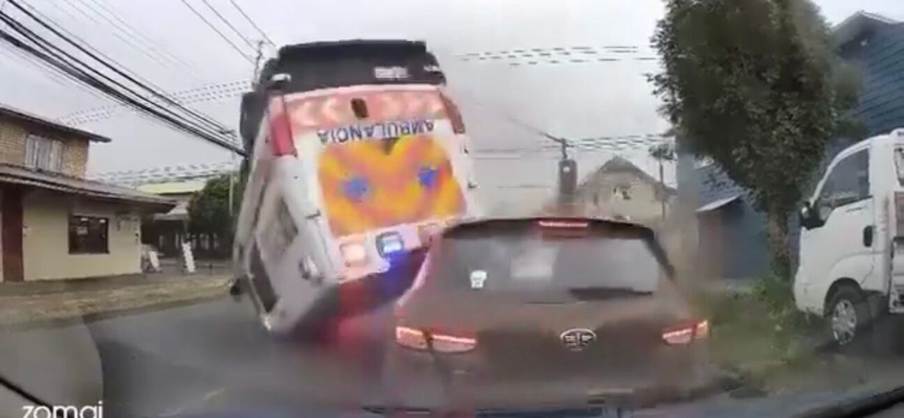 Choque de alta energía en Rahue Bajo deja ambulancia volcada y varios heridos