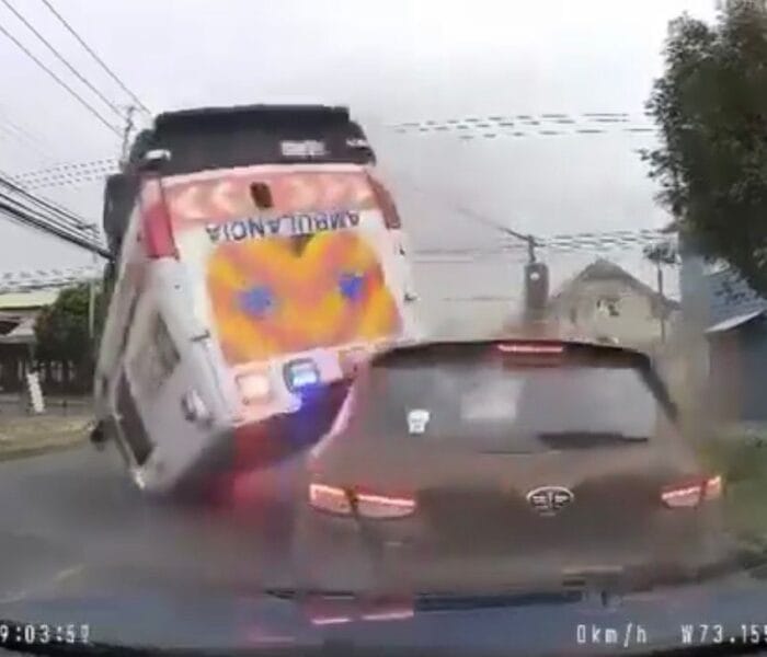 Choque de alta energía en Rahue Bajo deja ambulancia volcada y varios heridos
