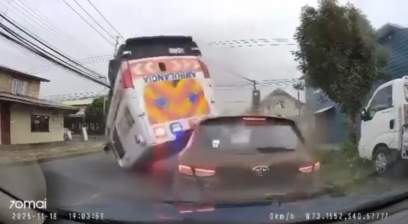 Choque de alta energía en Rahue Bajo deja ambulancia volcada y varios heridos