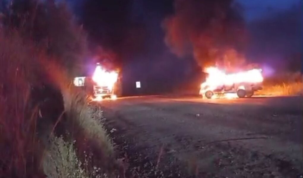 Un camión y una camioneta quedaron completamente destruidos tras un brutal ataque incendiario.