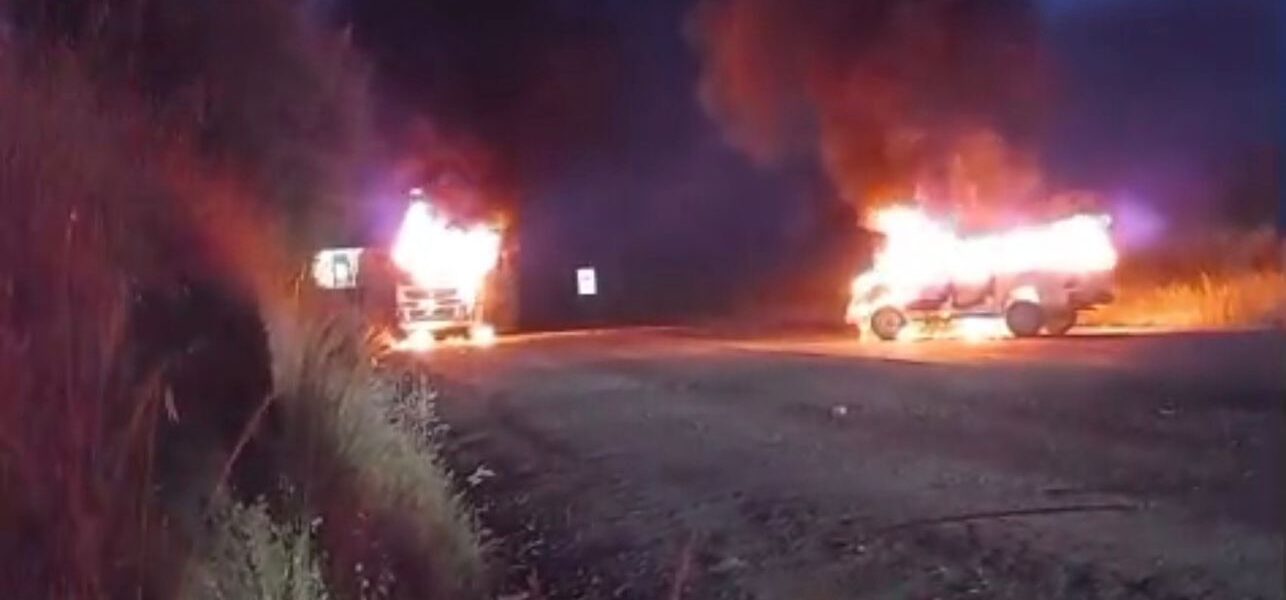 Un camión y una camioneta quedaron completamente destruidos tras un brutal ataque incendiario.