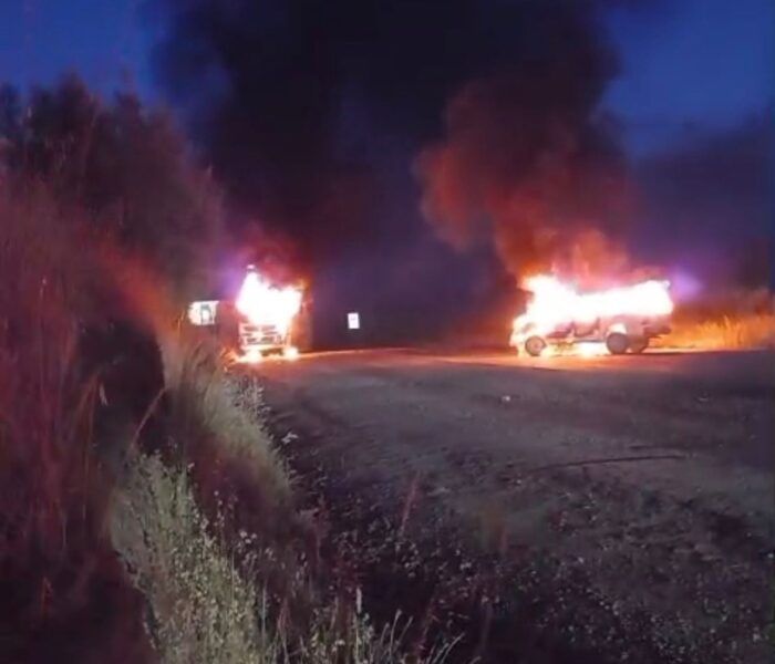 Un camión y una camioneta quedaron completamente destruidos tras un brutal ataque incendiario.