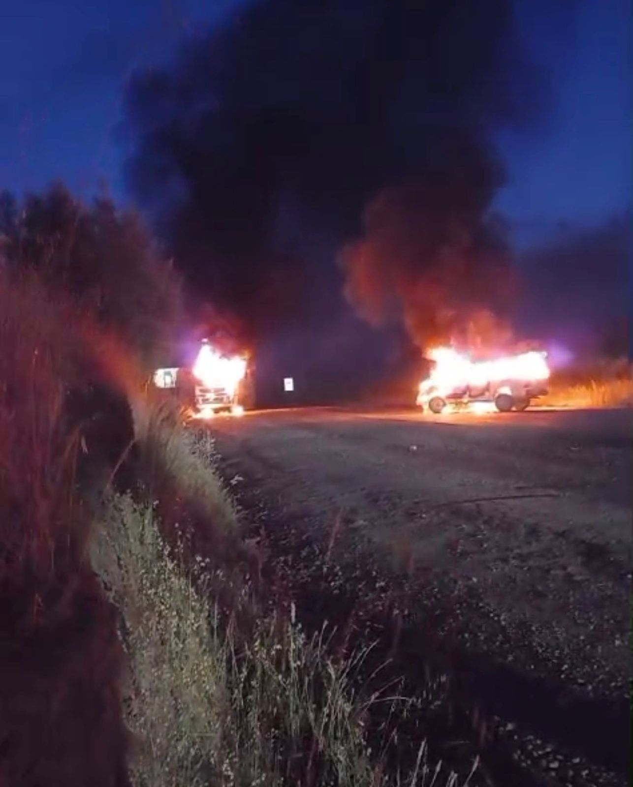 Un camión y una camioneta quedaron completamente destruidos tras un brutal ataque incendiario.