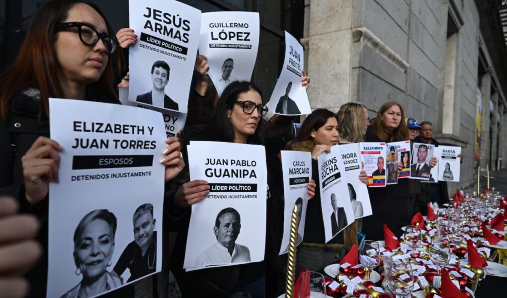 Familias esperan que liberen presos políticos en Venezuela.