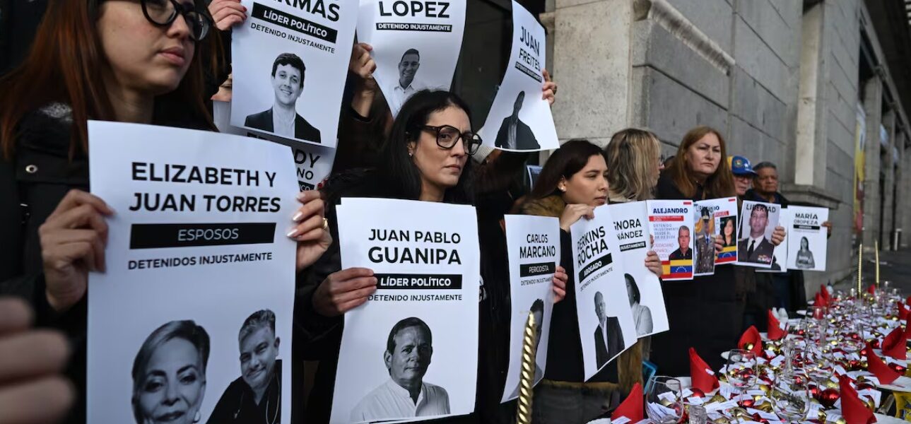 Familias esperan que liberen presos políticos en Venezuela.