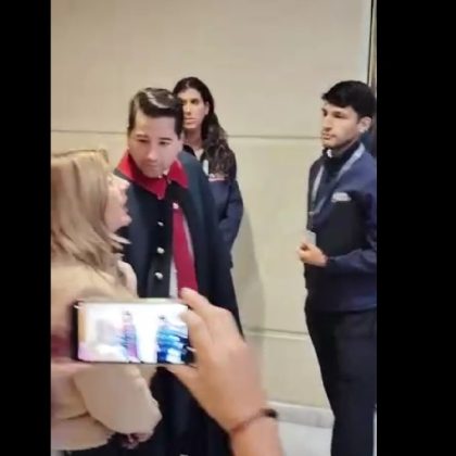 Javier Olivares, usa nuevamente "capa" que evoca al dictador Pinochet.