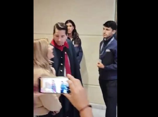 Javier Olivares, usa nuevamente "capa" que evoca al dictador Pinochet.