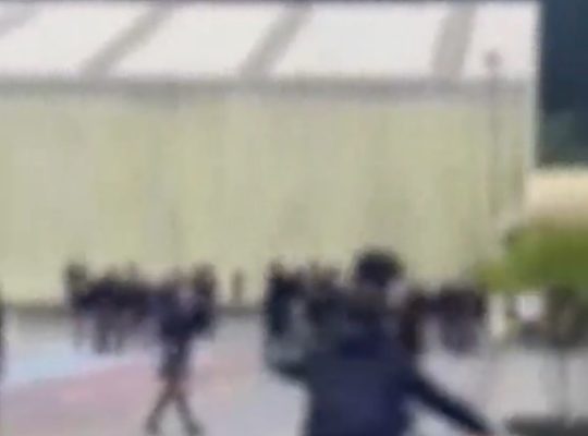 Masiva pelea en liceo de Talcahuano deja docentes heridos y estudiantes detenidos.