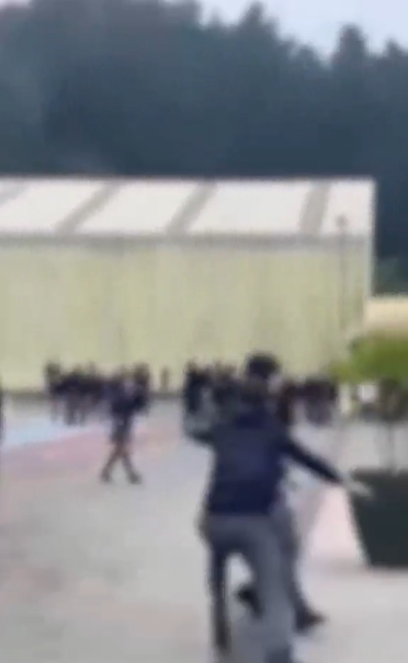 Masiva pelea en liceo de Talcahuano deja docentes heridos y estudiantes detenidos.