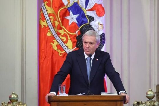 Kast no descarta exigir reporte de migrantes irregulares en salud y educación.