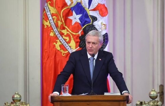 Kast no descarta exigir reporte de migrantes irregulares en salud y educación.