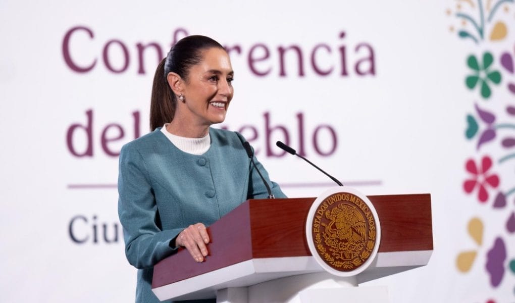 Periodista se cae al intentar atrapar balón lanzado por Presidenta de México durante una conferencia