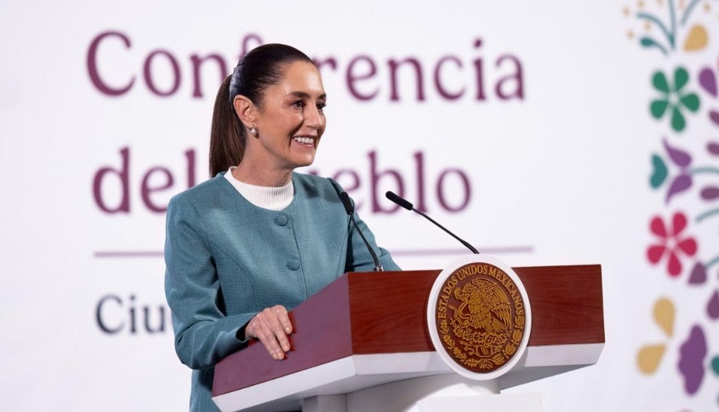 Periodista se cae al intentar atrapar balón lanzado por Presidenta de México durante una conferencia