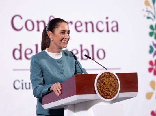 Periodista se cae al intentar atrapar balón lanzado por Presidenta de México durante una conferencia