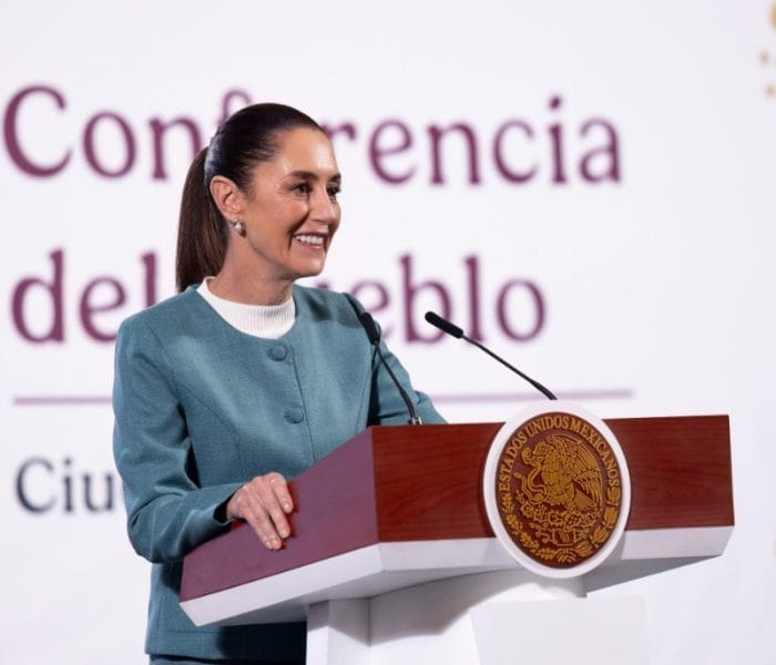 Periodista se cae al intentar atrapar balón lanzado por Presidenta de México durante una conferencia
