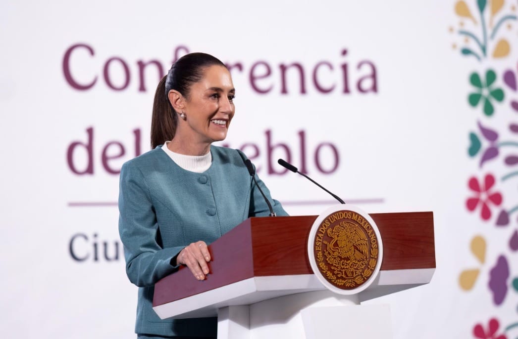 Periodista se cae al intentar atrapar balón lanzado por Presidenta de México durante una conferencia
