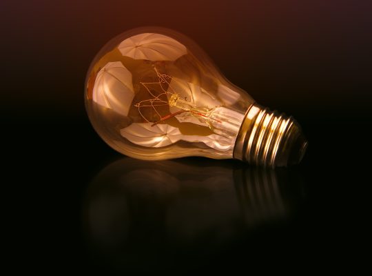 Gobierno presenta proyecto para evitar alza en las cuentas de la luz y regularizar deuda eléctrica