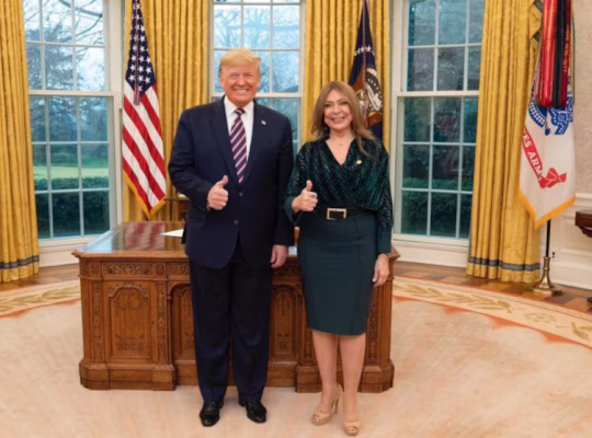 La candidata a la Secretaría General de la ONU, Ivonne Baki, junto al presidente de Estados Unidos, Donald Trump
