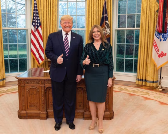 La candidata a la Secretaría General de la ONU, Ivonne Baki, junto al presidente de Estados Unidos, Donald Trump
