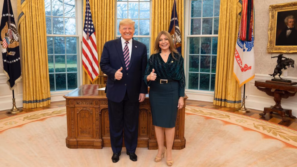 La candidata a la Secretaría General de la ONU, Ivonne Baki, junto al presidente de Estados Unidos, Donald Trump