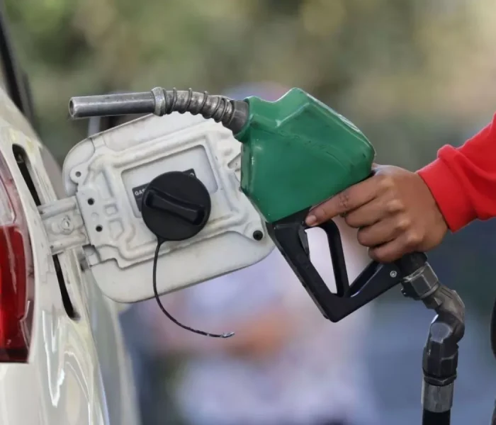 Alza de combustibles a días de las Fiestas Patrias